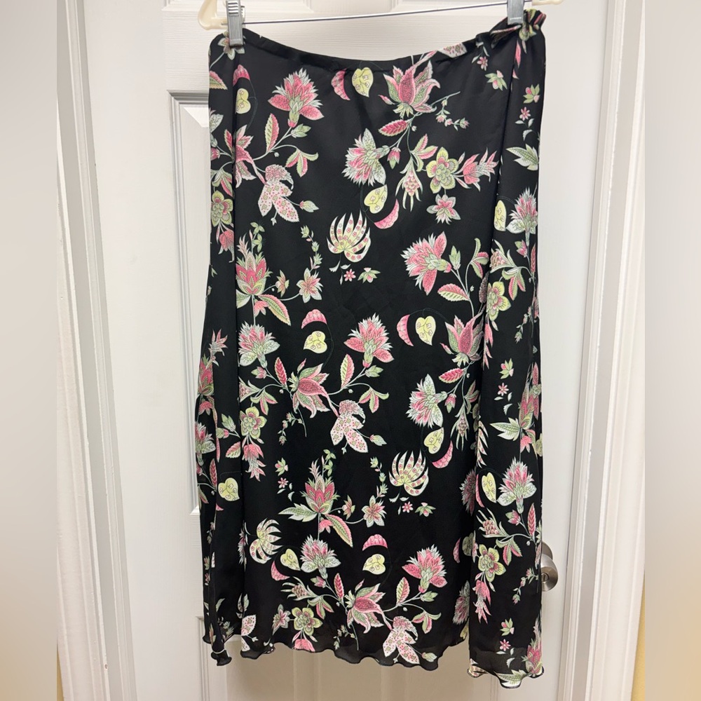 Dressbarn Woman Black Floral Midi Skirt – Size 16W - Picture 13 of 15